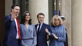 El presidente francés Emmanuel Macron y su esposa Brigitte Macron posan y dan la bienvenida al vicepresidente de Estados Unidos, J. D. Vance, y su esposa Usha Vance antes de un almuerzo de trabajo, al margen de la Cumbre de Acción sobre Inteligencia Artificial.