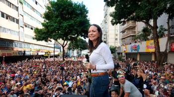 La líder antichavista María Corina Machado pronuncia un discurso este jueves, en una manifestación en Caracas (Venezuela).