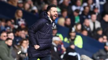 El entrenador español del West Bromwich Albion, Carlos Corberán, hace gestos desde la banda durante el partido de la cuarta ronda de la FA Cup inglesa entre West Bromwich Albion y Wolverhampton Wanderers.