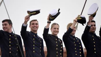 La princesa de Asturias, Leonor (centro), saluda a bordo del buque escuela de la Armada Española Juan Sebastián de Elcano antes de partir por seis meses, en el puerto de Cádiz, el 11 de enero de 2025.