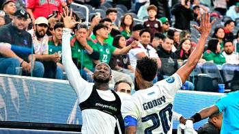 El delantero de Panamá (18), Cecilio Waterman (izq.), celebra tras anotar el primer gol de su equipo durante el partido de semifinales de la Liga de Naciones de la Concacaf.