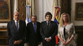 Fotografía cedida por la Presidencia de Argentina del presidente de Argentina, Javier Milei (2-d), posando junto al líder opositor venezolano Edmundo González Urrutia (2-i) y el ministro de Asuntos Exteriores de Argentina Gerardo Werthein (i).