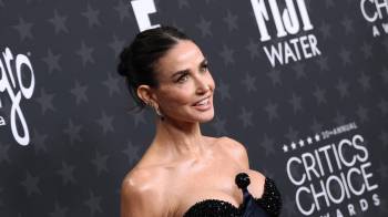 La actriz estadounidense Demi Moore asiste a la 30ª edición anual de los premios Critics Choice Awards en Barker Hangar en Santa Mónica, California, el 7 de febrero de 2025.