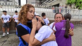 Familiares reaccionan tras confirmarse que los cuerpos quemados encontrados en Taura corresponden a los cuatro menores que desaparecieron durante una operación militar fuera del palacio de justicia en Guayaquil.