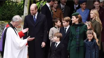 El príncipe William, Kate Middleton y sus hijos, el príncipe Louis, el príncipe George y la princesa Charlotte, asisten al servicio del día de Navidad en la iglesia de Santa María Magdalena en Sandringham, Norfolk, el 25 de diciembre de 2024.