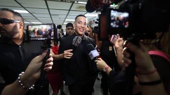 El reguetonero puertorriqueño Daddy Yankee hablando con medios de comunicación a su llegada a un tribunal en San Juan.