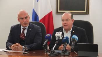 El presidente de The Marketing Group, Domingo E. Barrios W. (i), y el presidente de la CCIAP, Juan Alberto Arias Strunz (d), durante la presentación del Índice de Confianza del Consumidor Panameño (ICCP).