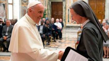 El Papa Francisco y Sor Simona Brambilla en un encuentro en el Vaticano.