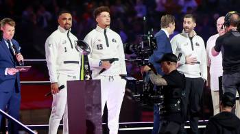 Los jugadores de la NFL Jalen Hurts (izq.) y Patrick Mahomes.