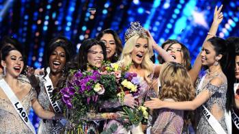 La recién coronada Miss Universo 2024, Victoria Kjaer Theilvig (C) de Dinamarca, reacciona mientras celebra entre las demás participantes después de ganar la 73ª edición del certamen Miss Universo en la Ciudad de México el 16 de noviembre de 2024.