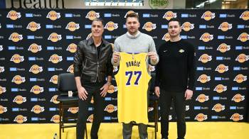 El nuevo jugador de Los Ángeles Lakers, Luka Doncic (centro).