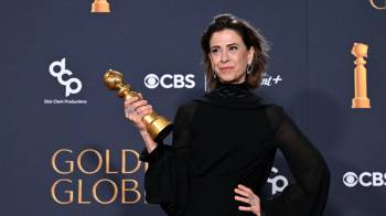 La actriz brasileña Fernanda Torres posa con el premio a la Mejor Actuación Femenina en una Película - Drama por “I’m Still Here” en la sala de prensa durante la 82.a edición anual de los Globos de Oro.