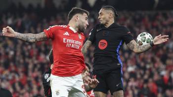 Raphinha (der.) pugna por el balón con Nicolás Otamendi, durante el partido de ida de los octavos de final de la Liga de Campeones que enfrentó al Barcelona contra el Benfica, en Lisboa.