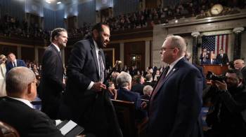 El representante Al Green, demócrata de Texas, es retirado de la Cámara de Representantes después de interrumpir al presidente de EE. UU., Donald Trump.