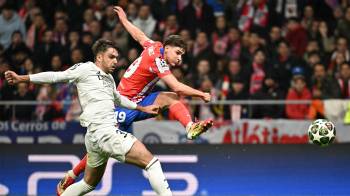 Raúl Asencio (izq.) y Julián Álvarez durante un partido de la UEFA Champions League.