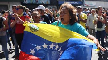 Simpatizantes del líder opositor venezolano Edmundo González Urrutia animan en una concentración este jueves en la ciudad de Caracas, Venezuela.