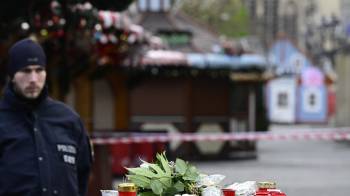 Un policía se encuentra junto a un monumento improvisado en el lugar de un ataque con un coche en un mercado navideño en Magdeburgo, este de Alemania.