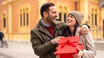 En San Valentín muchas personas prefieren recibir ropa, un día libre o perfumes.