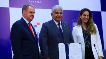 A la firma del contrato asistieron el secretario general del Ferrocarril de Panamá, Henry Faarup; Mulino y Aileen Flasz, vicepresidenta de Desarrollo y Energía de AECOM.