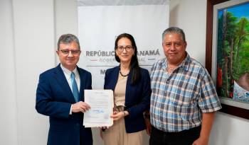 En el orde usual de izq. a der. aparecén Óscar Vallarino, viceministro de MiAmbiente (i), Verónica Cáceres Chamorro, secretaria de la CIT (c) y Marino Ábrego, subdirector de Costas y Mares de MiAmbiente (d).