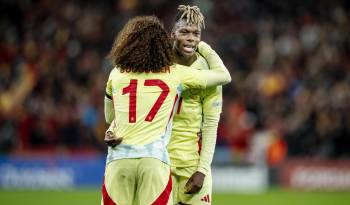 Marc Cucurella (izq.) , junto a Nico Williams durante el partido frente a Dinamarca.