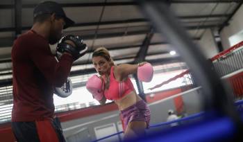 Anahomi Jiménez, de 36 años, durante un entrenamiento de boxeo en un gimnasio de Ciudad de Panamá.