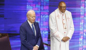El presidente estadounidense Joe Biden (i) asiste al servicio en la Iglesia de Dios en Cristo Mt. Airy en Filadelfia, Pensilvania.