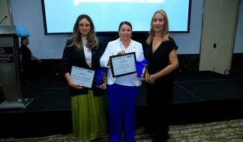 La editora general de ‘La Estrella de Panamá’, Ivette Leonardi, junto a las periodistas Marlene Testa y Grisel Bethancourt.