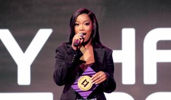 Keke Palmer habla en el escenario durante el tercer día del Festival de Cultura ESSENCE 2024 presentado por Coca-Cola en el Caesars Superdome el 7 de julio de 2024 en Nueva Orleans, Luisiana.