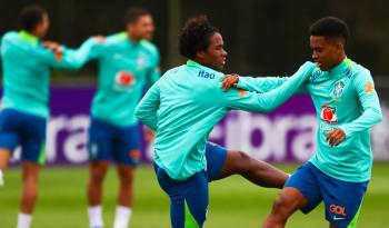 Endrick (c) y Estevão de la selección brasileña de fútbol durante un entrenamiento con Brasil.