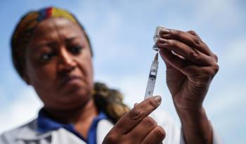 Una trabajadora de la salud prepara una dosis de la vacuna contra el dengue.