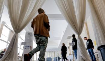 Ciudadanos emiten su voto en el recinto electoral de Park Tavern, en el condado de Fulton, el día de las elecciones en Atlanta, Georgia.