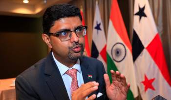 Sumit Seth, embajador de India en Panamá, Costa Rica y Nicaragua, durante un conversatorío con líderes de opinión, empresarios, representantes de alianzas y jóvenes de la comunidad hindú en Panamá.