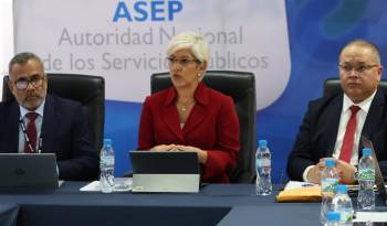 La administradora general de la Autoridad Nacional de los Servicios Públicos (Asep), Zelmar Rodríguez Crespo durante la reunión con los directivos de las empresas +Móvil y Tigo Panamá.