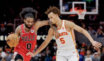 El escolta de los Chicago Bulls Coby White (I), en acción contra el escolta de los Atlanta Hawks, Dyson Daniels de Australia.