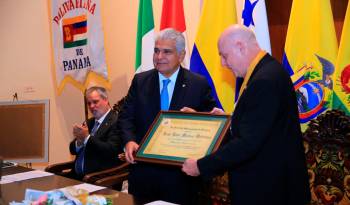 José Raúl Mulino, presidente electo (i) recibe un reconocimiento.