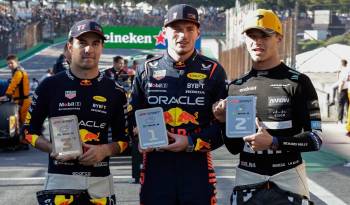 El neerlandés Max Verstappen, de Red Bull Racing (c), el británico Lando Norris de McLaren (d) y el mexicano Sergio Pérez de Red Bull Racing.