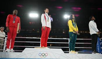 De izq a der.: Atheyna Bibeichi Bylon, Li Qian, Caitlin Parker y Cindy Winner Djankeu Ngamba celebrant sus medallas en la premiación de la categoría de 75 kg.