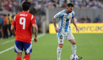 El delantero argentino Lionel Messi (der.) y el chileno Victor Davila (izq.) durante la Copa América 2024.