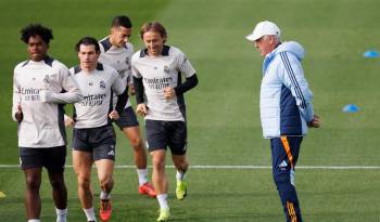 El entrenador del Real Madrid, Carlo Ancelotti (der.).