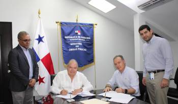Momentos de la firma del ‘Acta de Puesta a Disposición de la Vía’ que avala el inicio de la rehabilitación de la Panamericana Este.