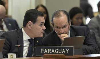 El canciller de Paraguay, Rubén Ramírez Lescano (i), y el canciller de Panamá, Javier Martinez-Acha, participa en una sesión extraordinaria de la Organización de Estados Americanos,.