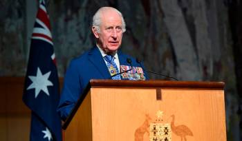 El rey Carlos III de Gran Bretaña pronuncia un discurso durante una recepción parlamentaria en la Casa del Parlamento en Canberra el 21 de octubre de 2024.