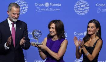 La escritora Paloma Sánchez Garnica recibe el premio Planeta de manos de los reyes de España, Felipe VI y Letizia, en una gala celebrada en la ciudad de Barcelona.