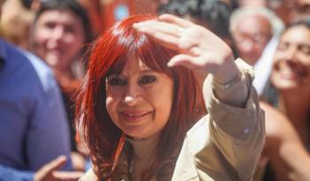 La expresidenta argentina Cristina Fernández (2007-2015) saluda a su llegada al Instituto Patria, en Buenos Aires.