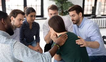 La escucha y la empatía es fundamental para acoger a una persona que esté sufriendo en silencio.