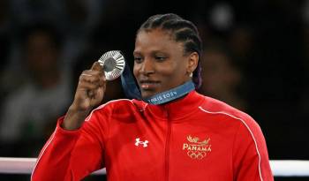 La boxeadora panameña Atheyna Bylon posando con la presea de plata en el State Ronald Garros.