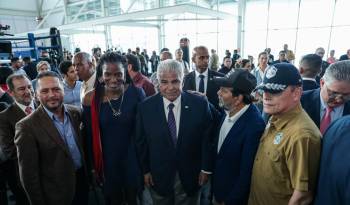 Atheyna Bylon (centro izq.) junto con el presidente de la República de Panamá, José Raúl Mulino, y Roberto Durán.