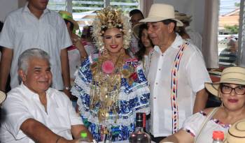 El presidente Mulino conversa con guarareños en la casa de Ventura Vega.