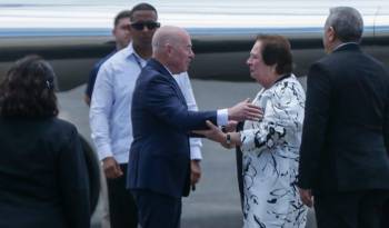 Mayorkas fue recibido por la embajadora de Estados Unidos en Panamá, Mari Carmen Aponte.